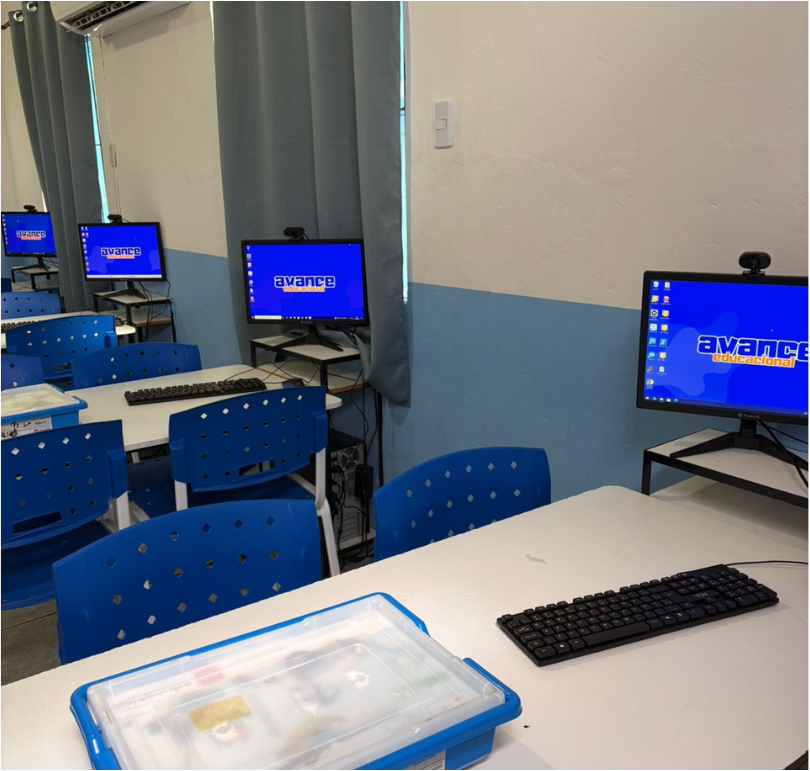 Laboratório de robótica educacional Avance instalado em escola